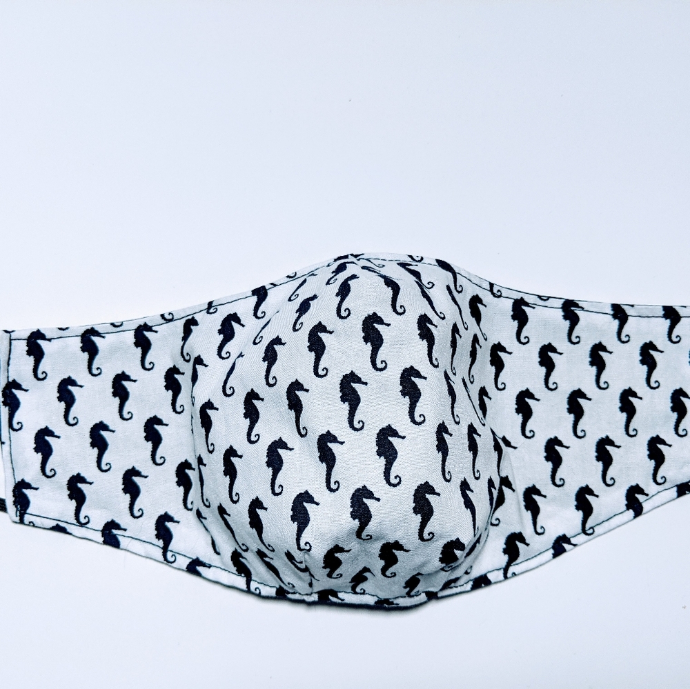 7$ 5/25$ Face mask Reversible - Picture 3 of 5